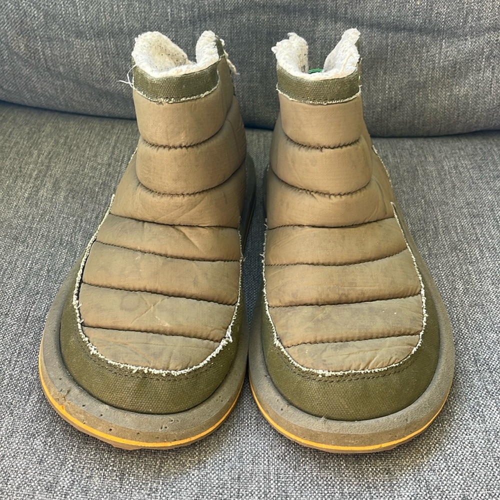 Sanuk puff ankle boots. W8